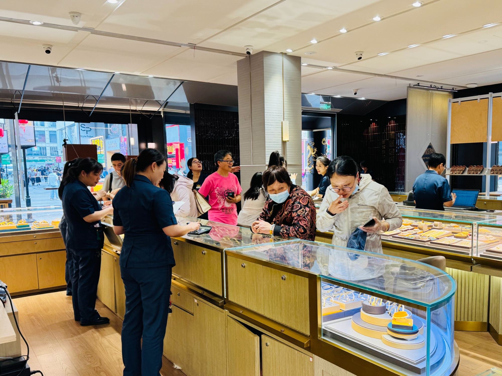 苏城一家金店内购物人群。郑超摄