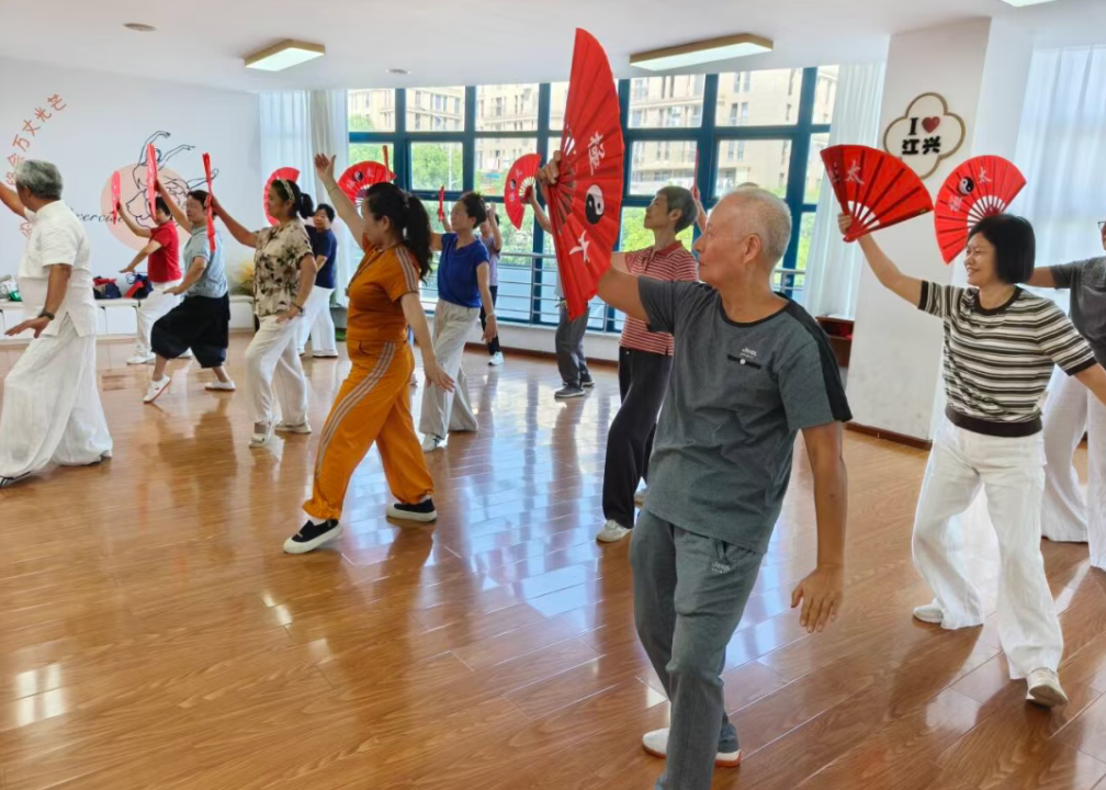 江兴社区的银发学员们。江陵街道供图
