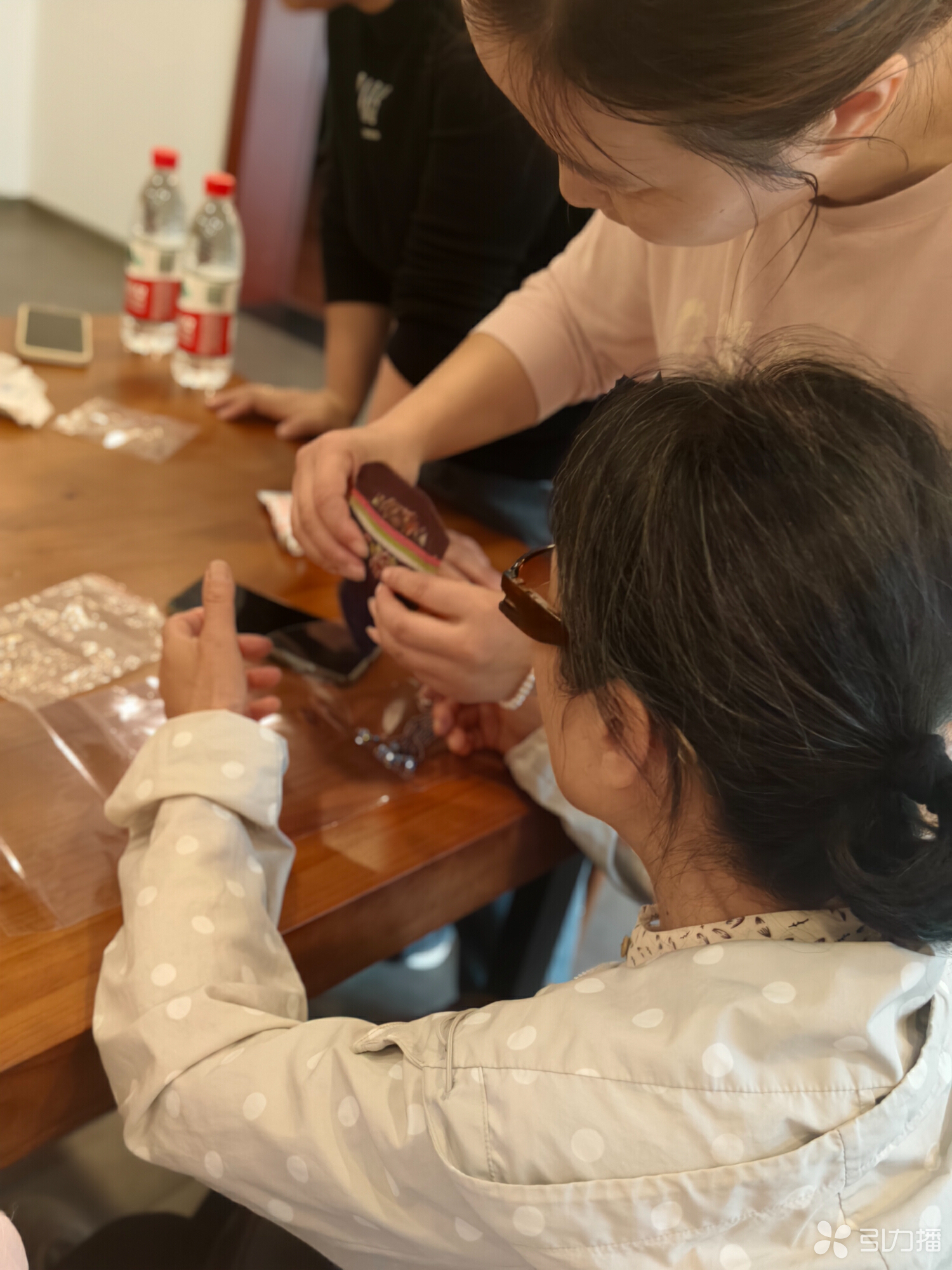 图为手工艺老师正在现场教授。苏报融媒记者 冯佳/图