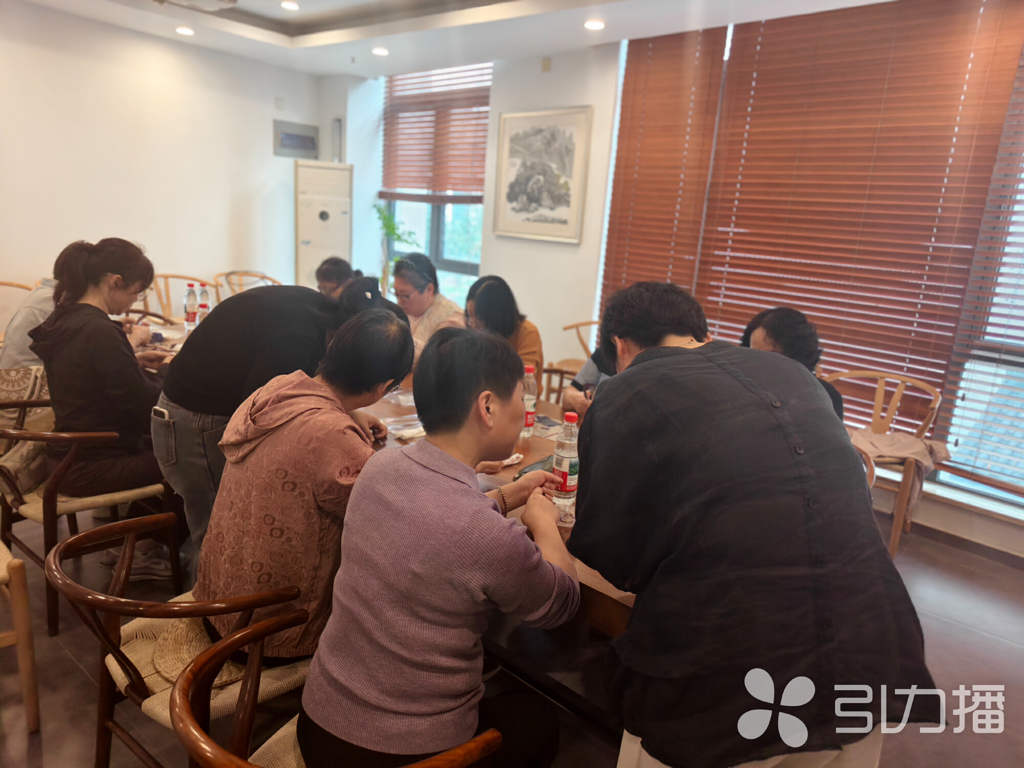 图为受邀参加活动的市民正在亲手体验非遗手工制作。苏报融媒记者 冯佳/图