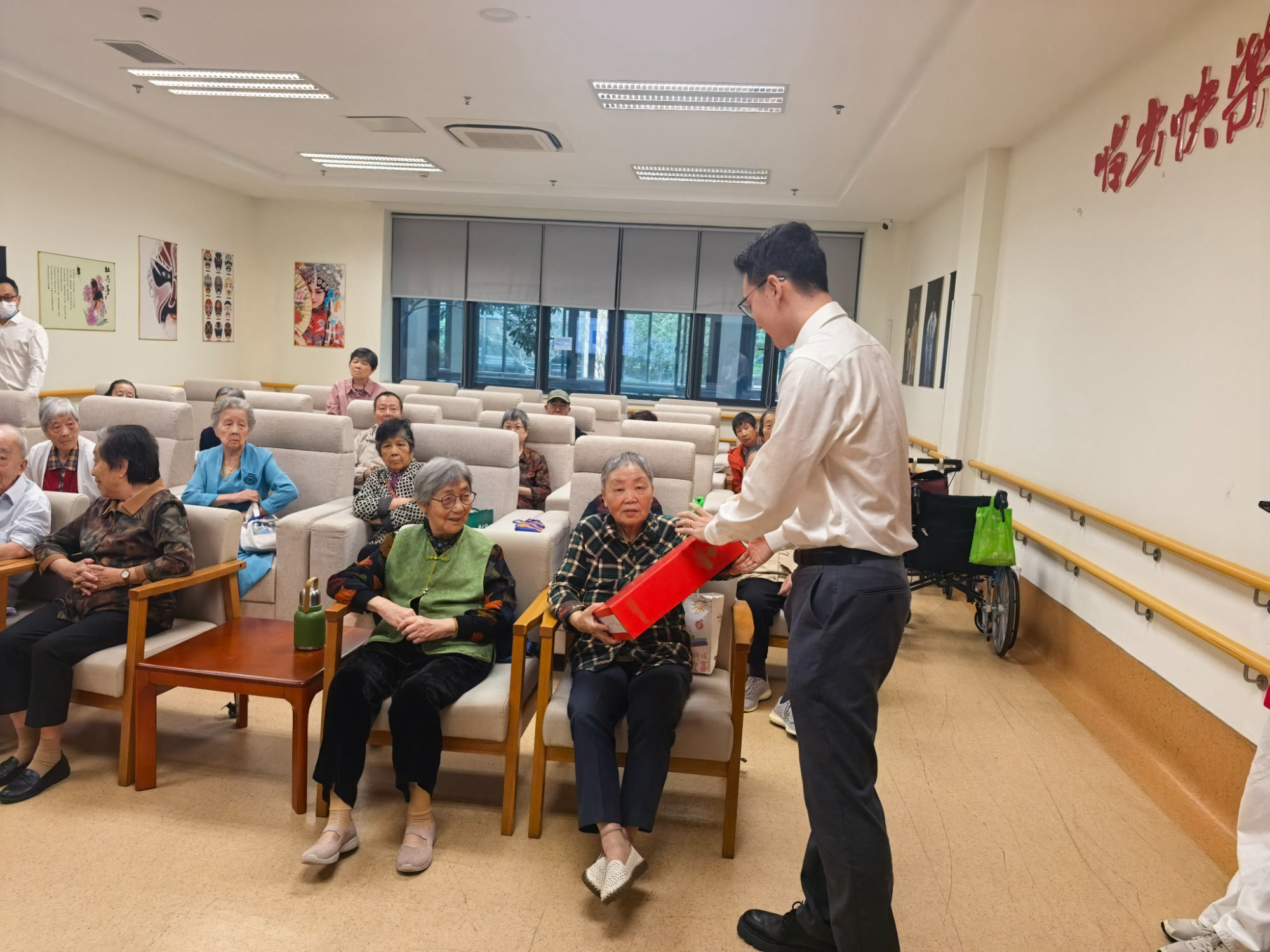 银行工作人员送上节日礼物。苏报融媒记者 冯佳/ 图