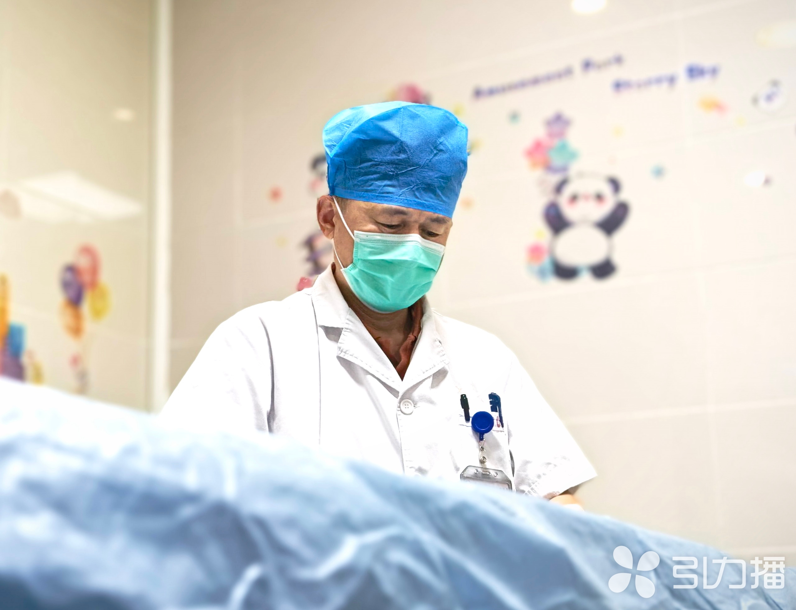 医生为患儿治疗。苏报融媒记者 李静/摄