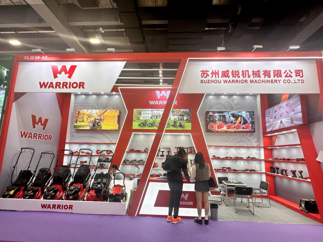 各式草坪修剪机械。受访企业供图