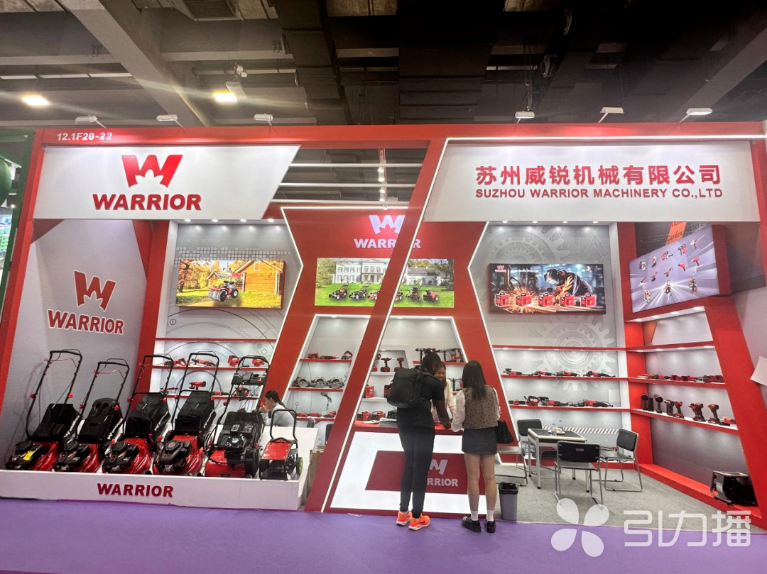 各式草坪修剪机械。受访企业供图