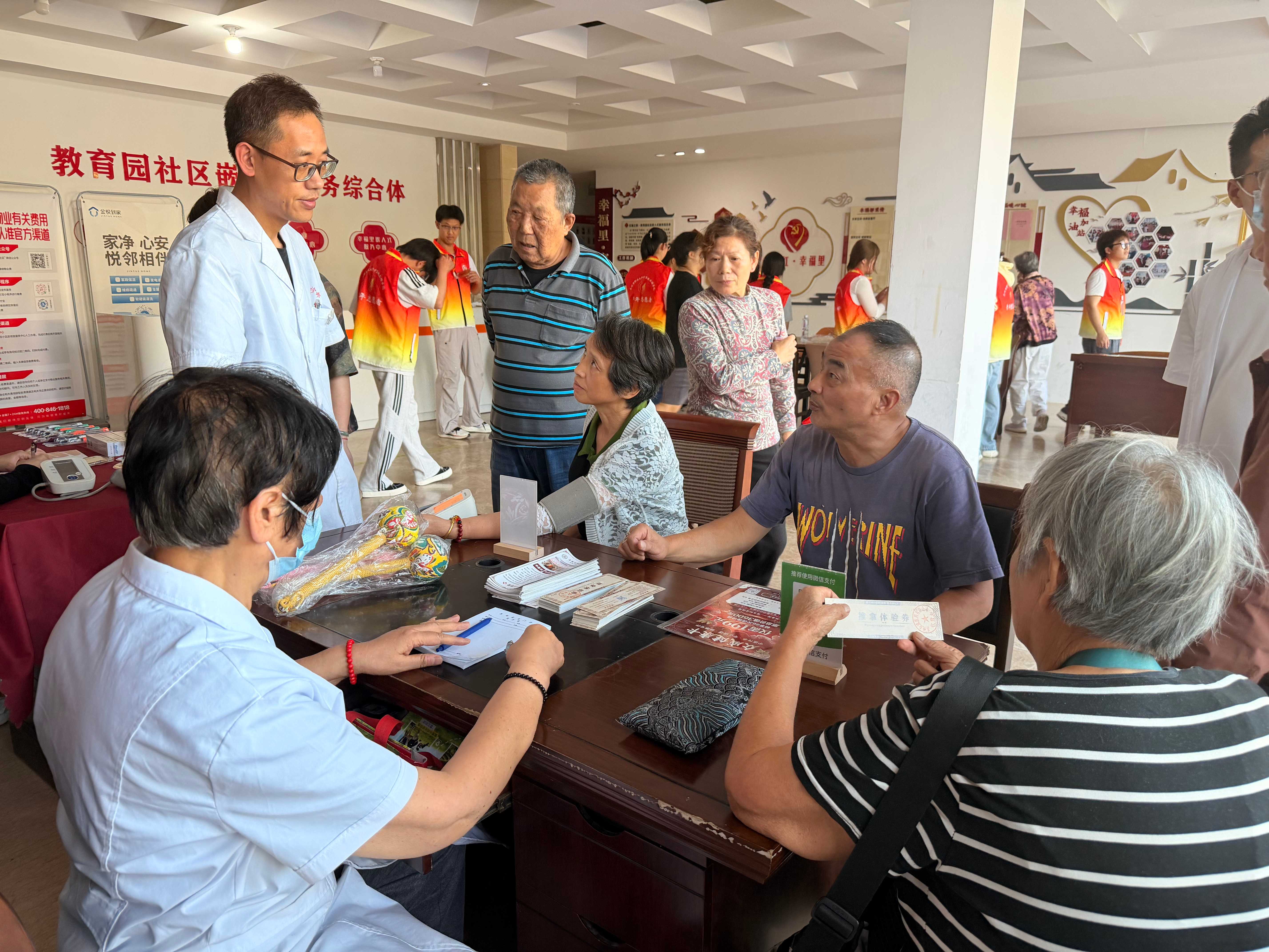 健康义诊。越溪街道供图