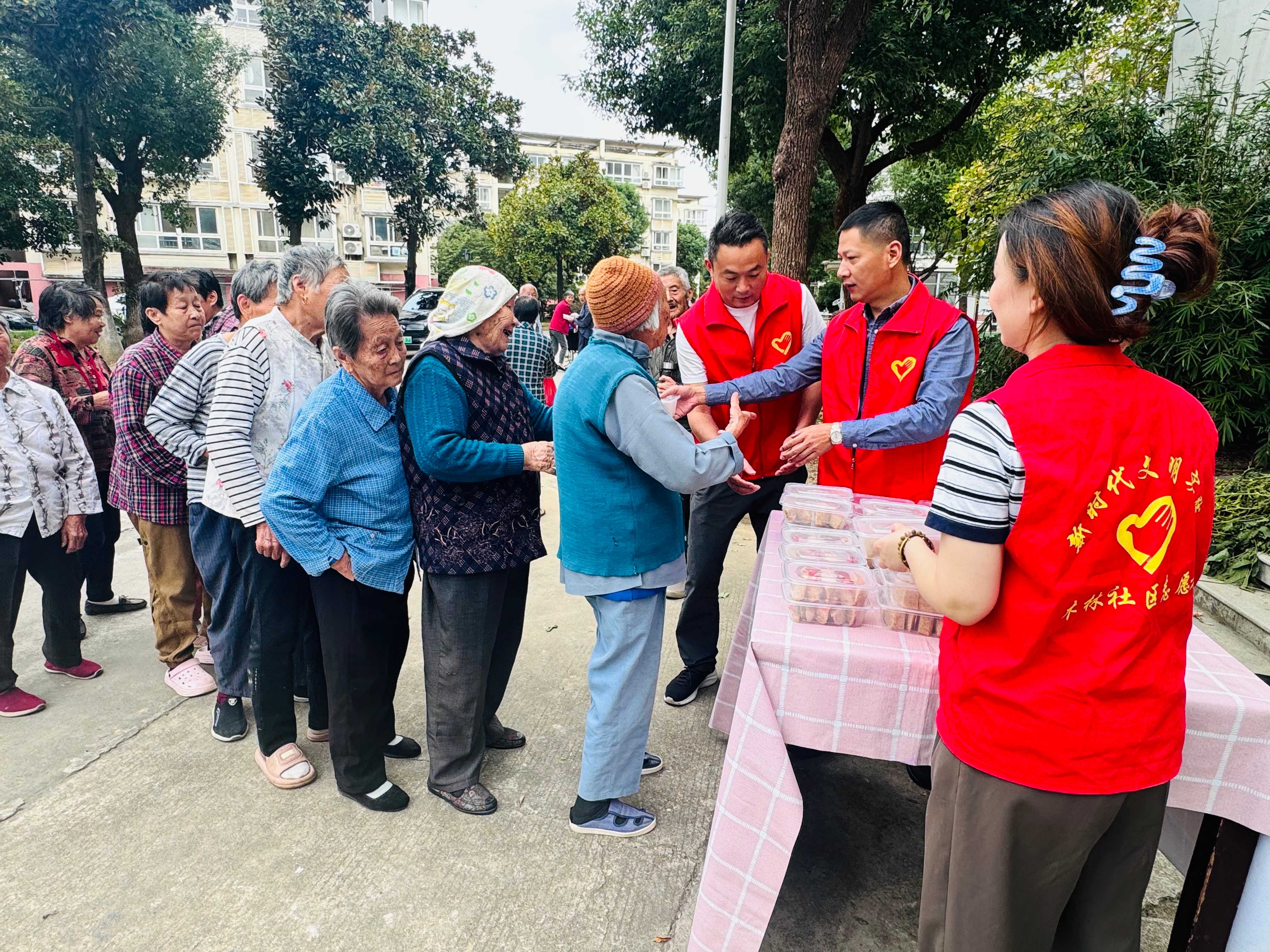 分享品尝糕点。越溪街道供图