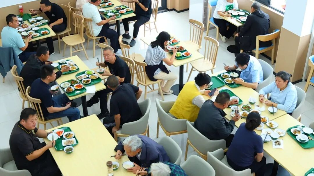 市民到食堂就餐 郭巷街道供图