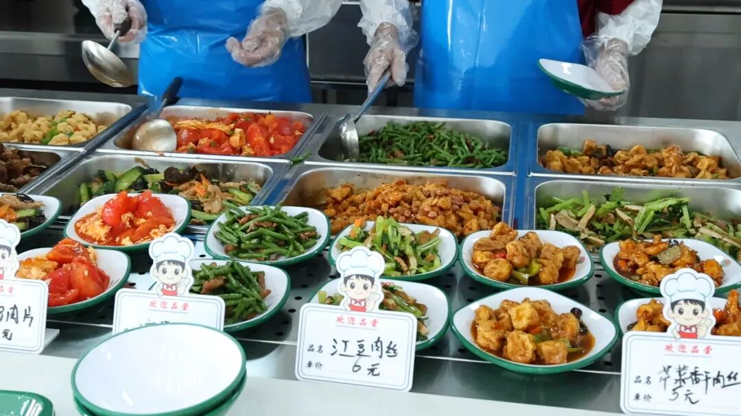 食堂内的餐食 郭巷街道供图