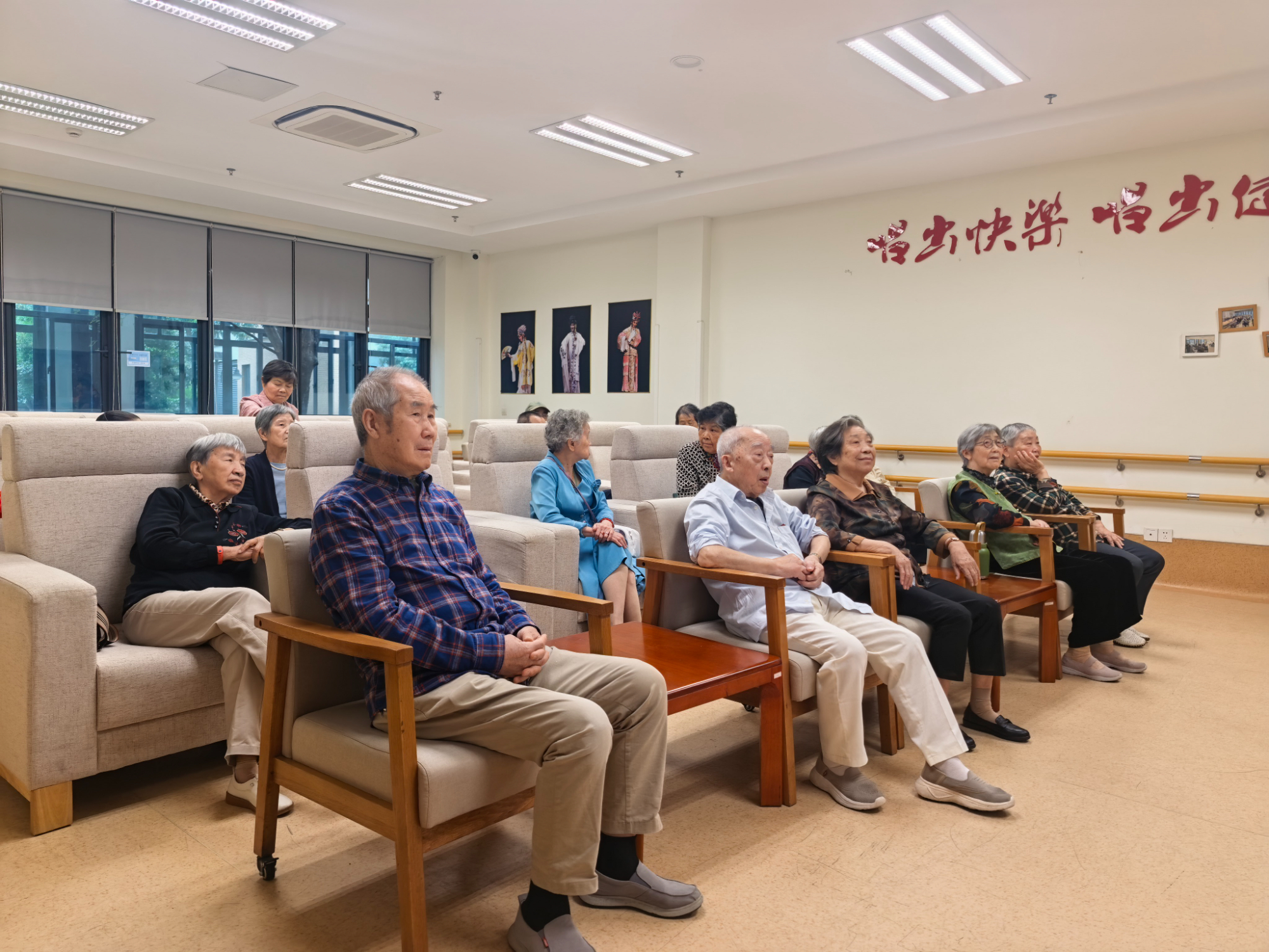 图为银行工作人员把金融知识送到老年人手中。苏报融媒记者 冯佳/图
