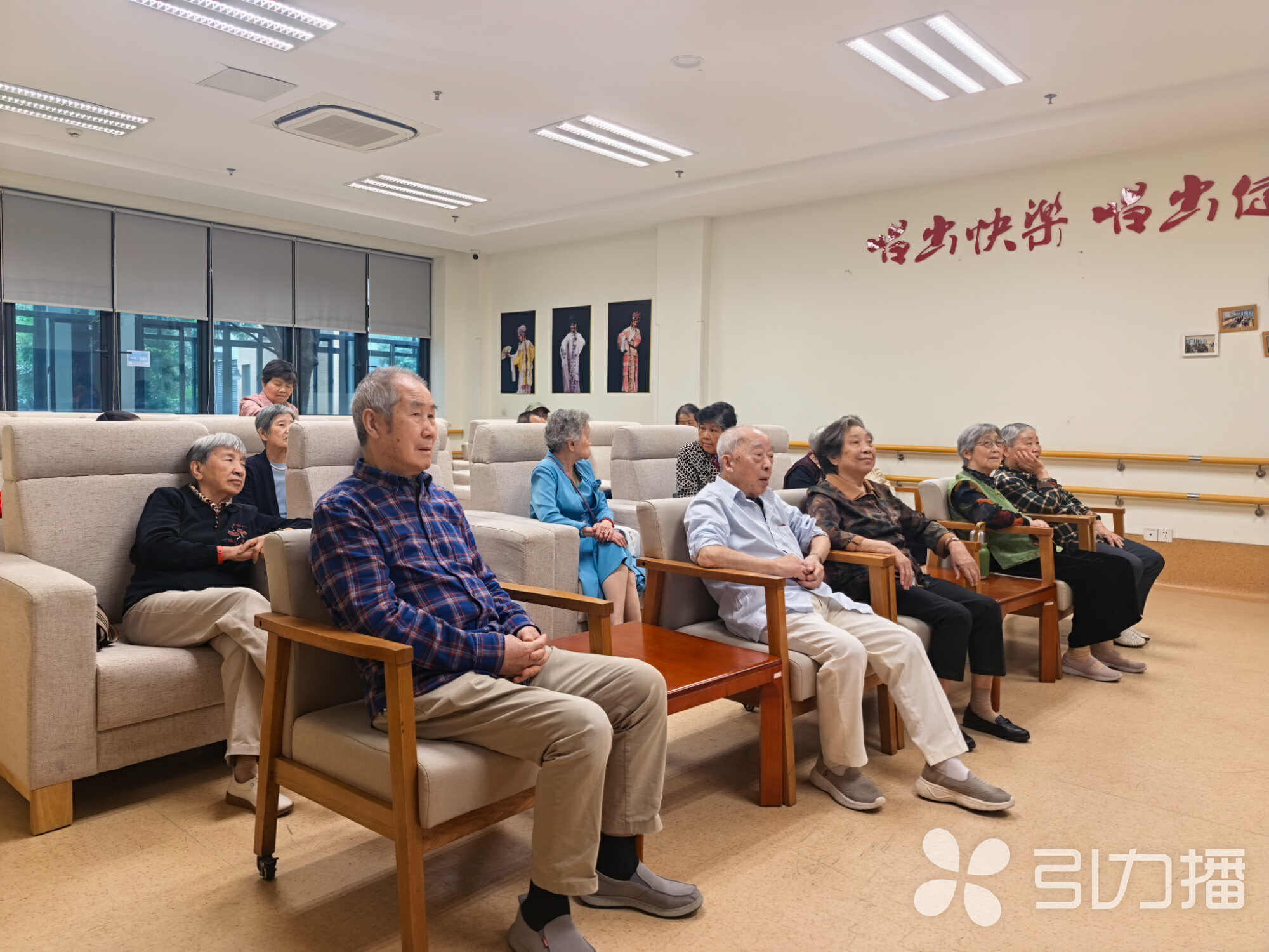 图为银行工作人员把金融知识送到老年人手中。苏报融媒记者 冯佳/图