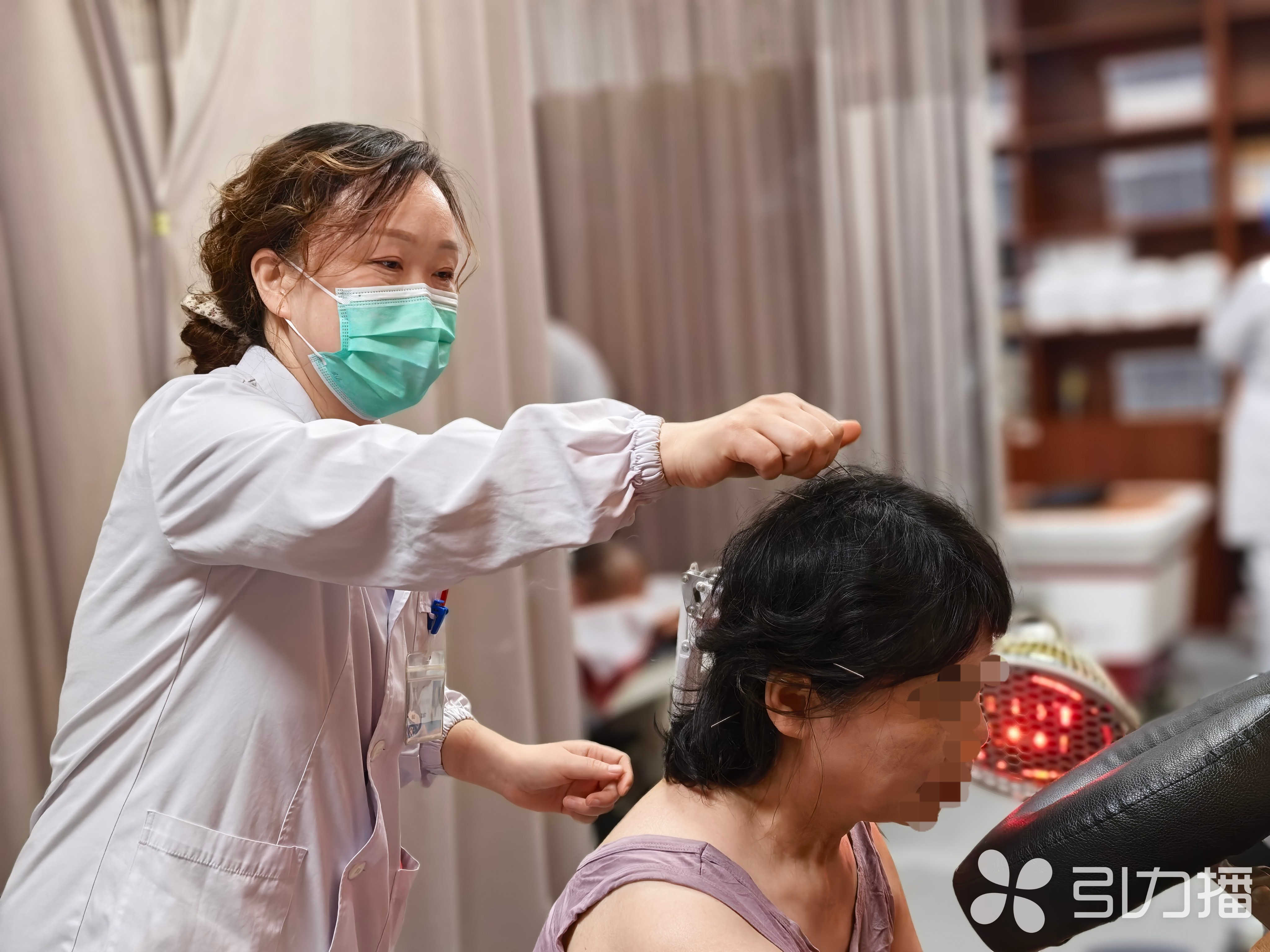 医生为患者诊疗。苏报融媒记者 李静/摄