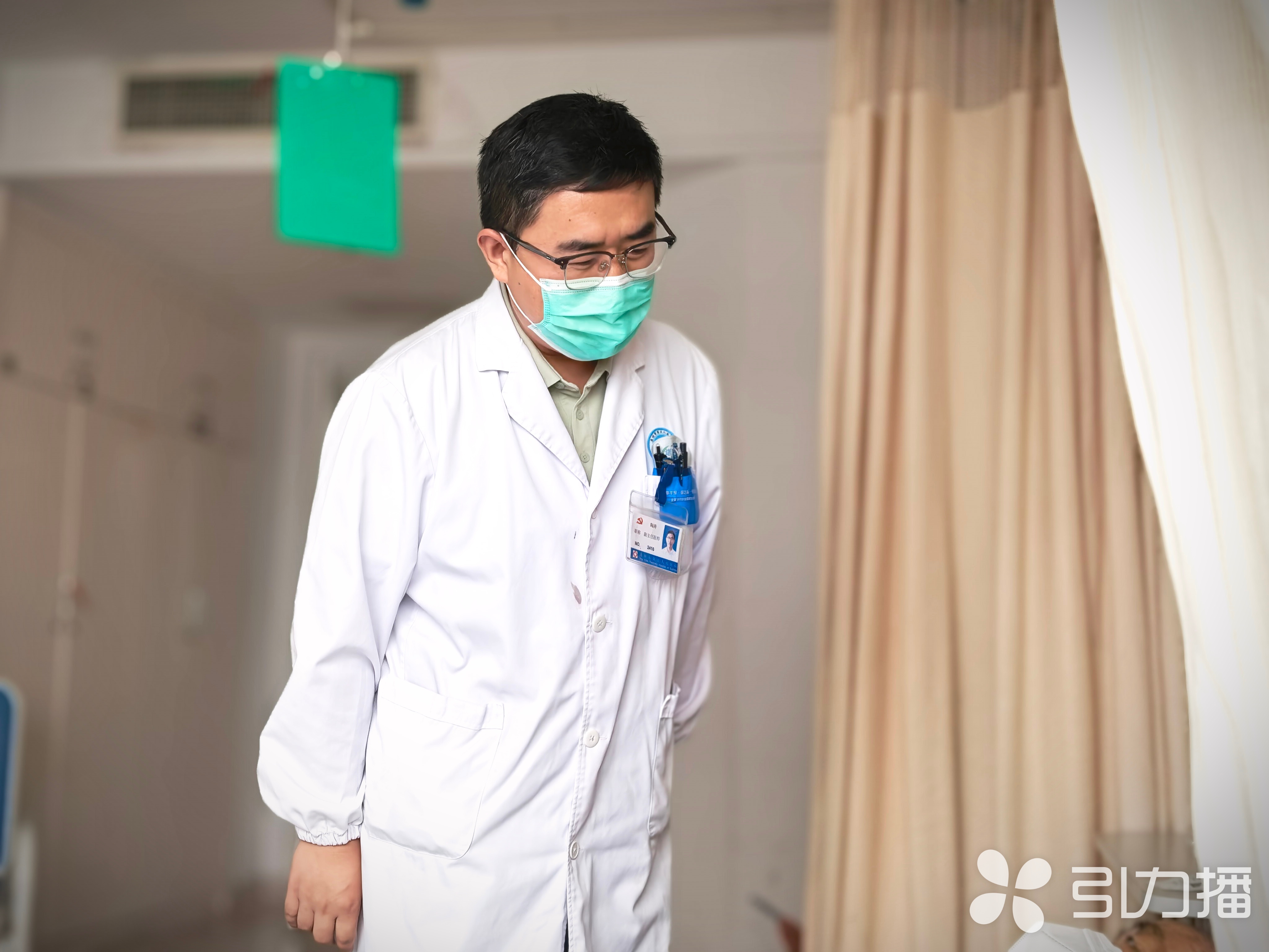 医生为患者诊疗。苏报融媒记者 李静/摄