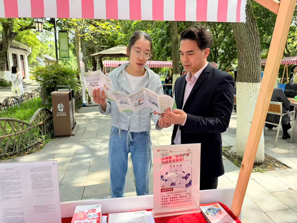 图为中信银行高新区支行在户外公园设立金融科普展台。苏报融媒记者 冯佳/图
