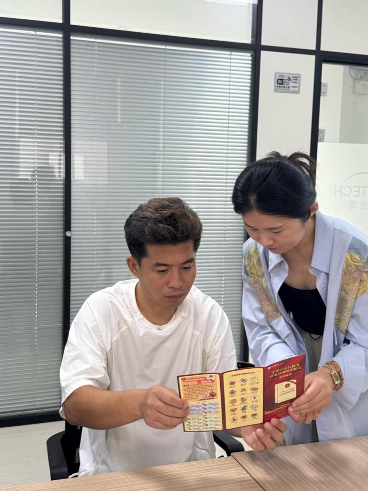 图为银行工作人员将金融知识送进企业。苏报融媒记者 冯佳/图