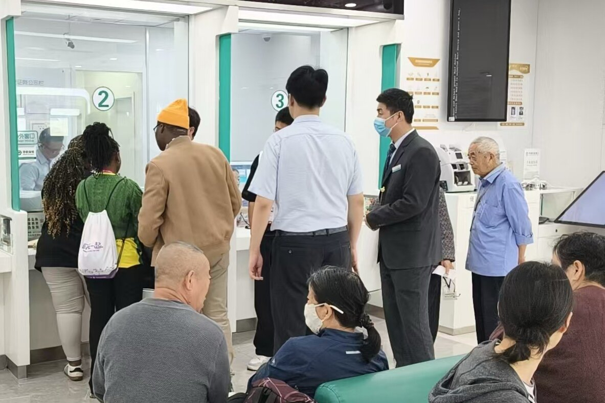业务办理中。图片由农行苏州分行提供。