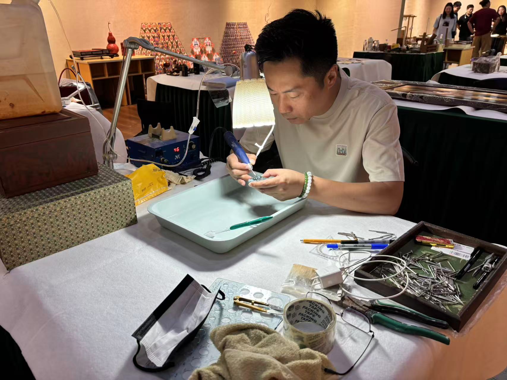 府敏生在工作中 受访者供图
