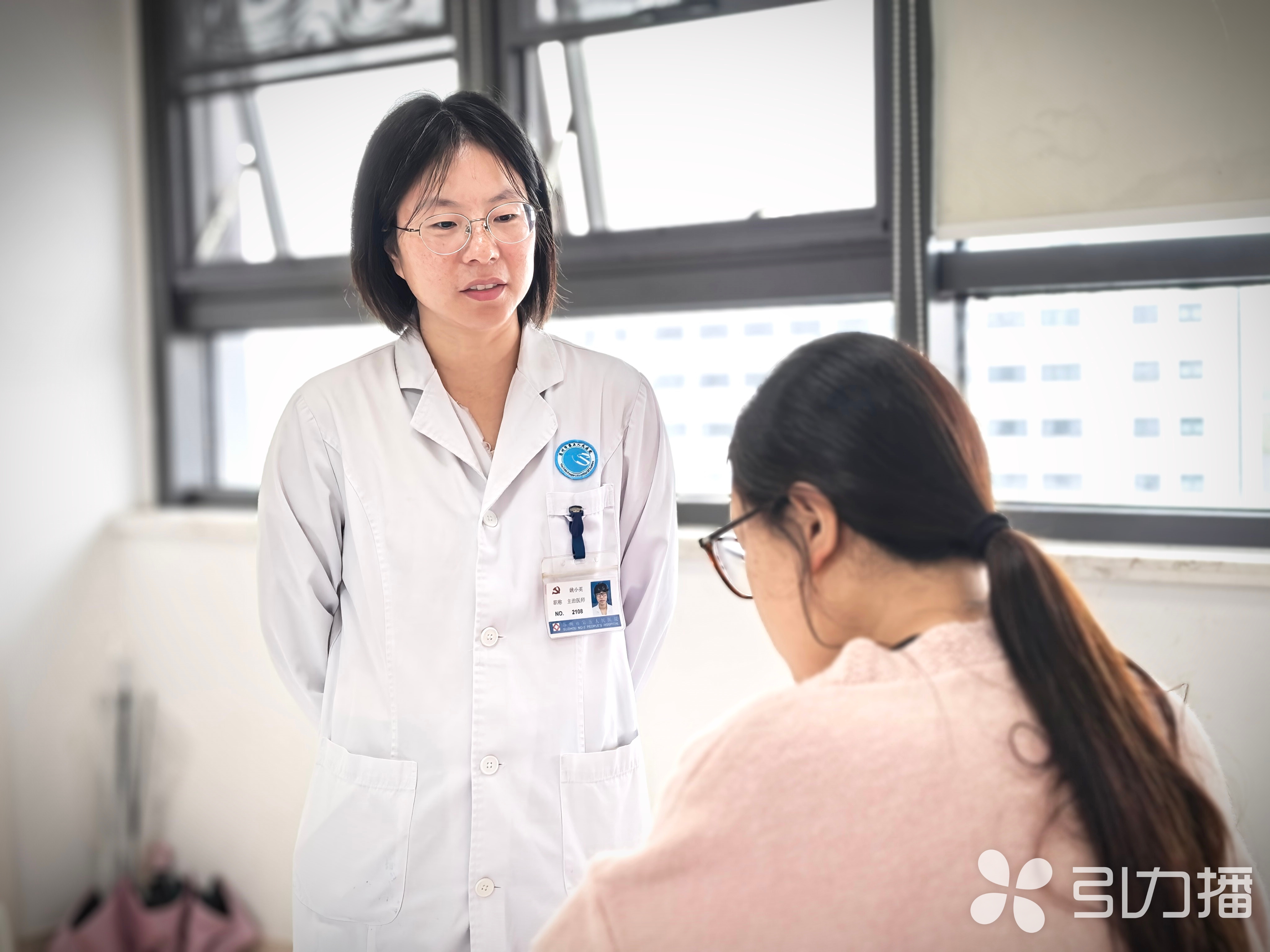 医生为患者诊疗。苏报融媒记者 李静/摄