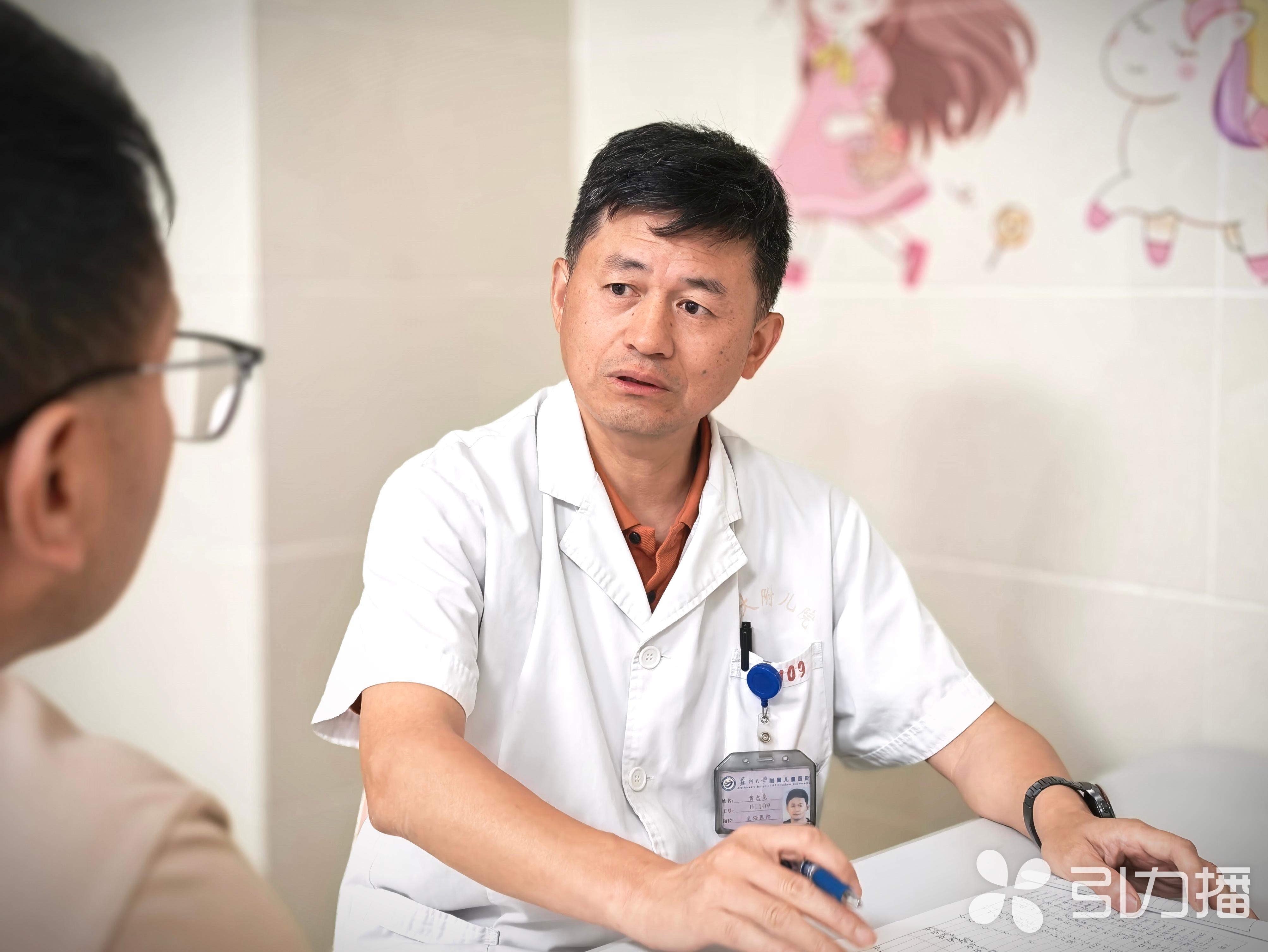 医生向家长科普，不重视儿童耳廓畸形的危害。苏报融媒记者 李静/摄