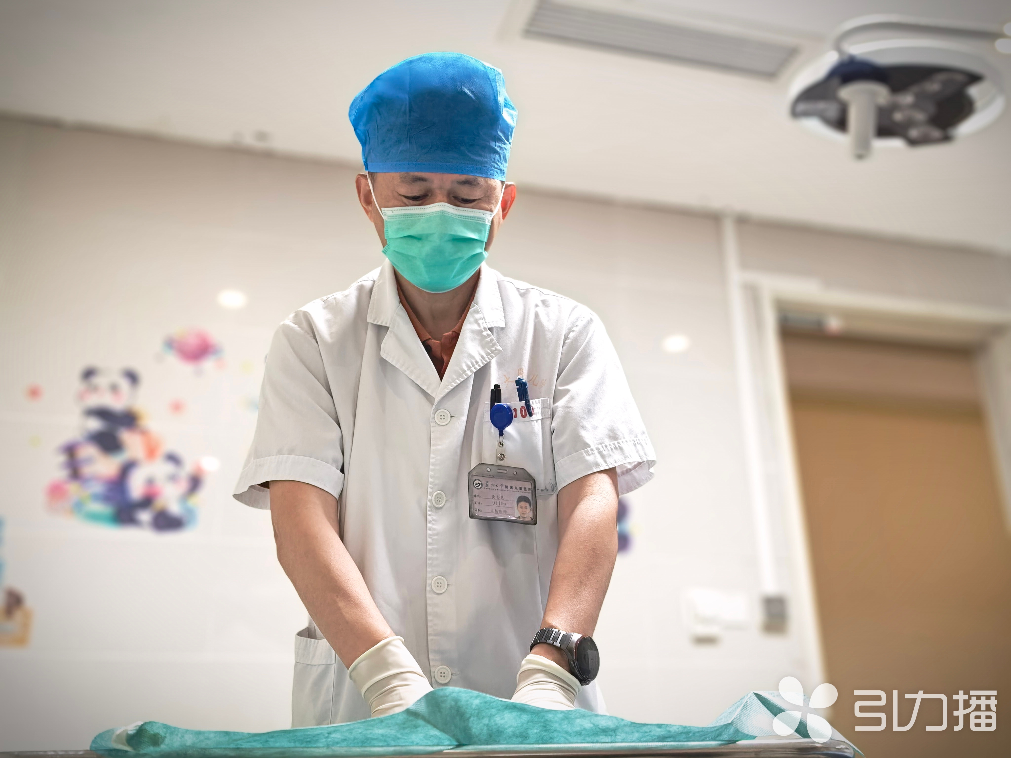 医生为患儿诊疗。苏报融媒记者 李静/摄
