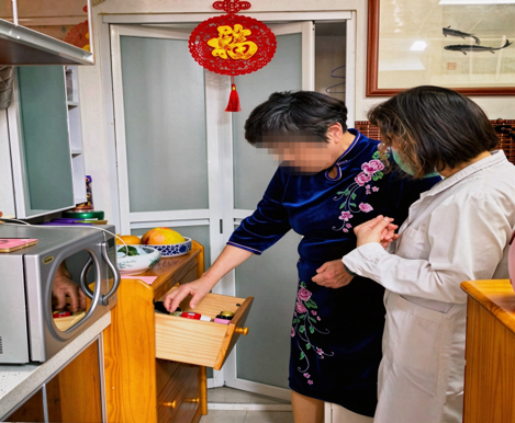 苏州市立医院的党员志愿者走进社区居民家中。苏州市药学会供图