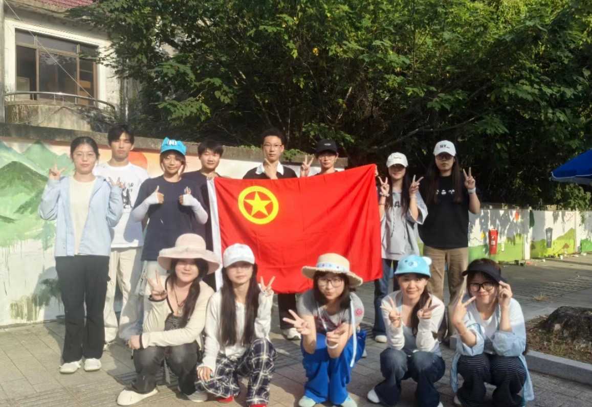 学生志愿者与墙绘合影。通讯员 吴福萱/摄