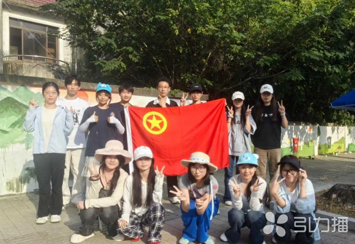 学生志愿者与墙绘合影。通讯员 吴福萱/摄