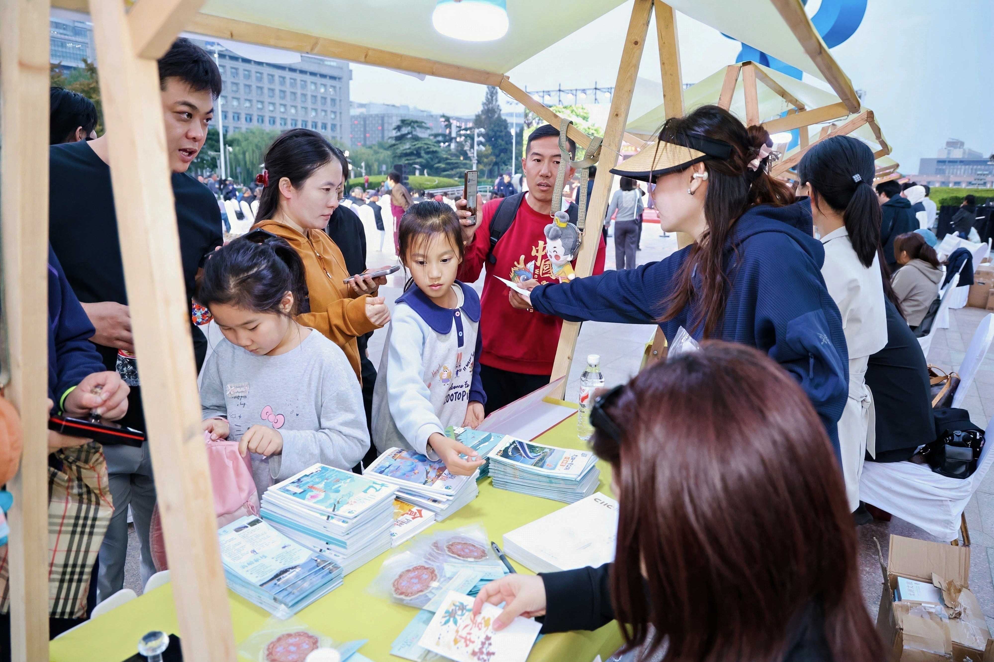 展位人气旺。通讯员 吴文萱/图
