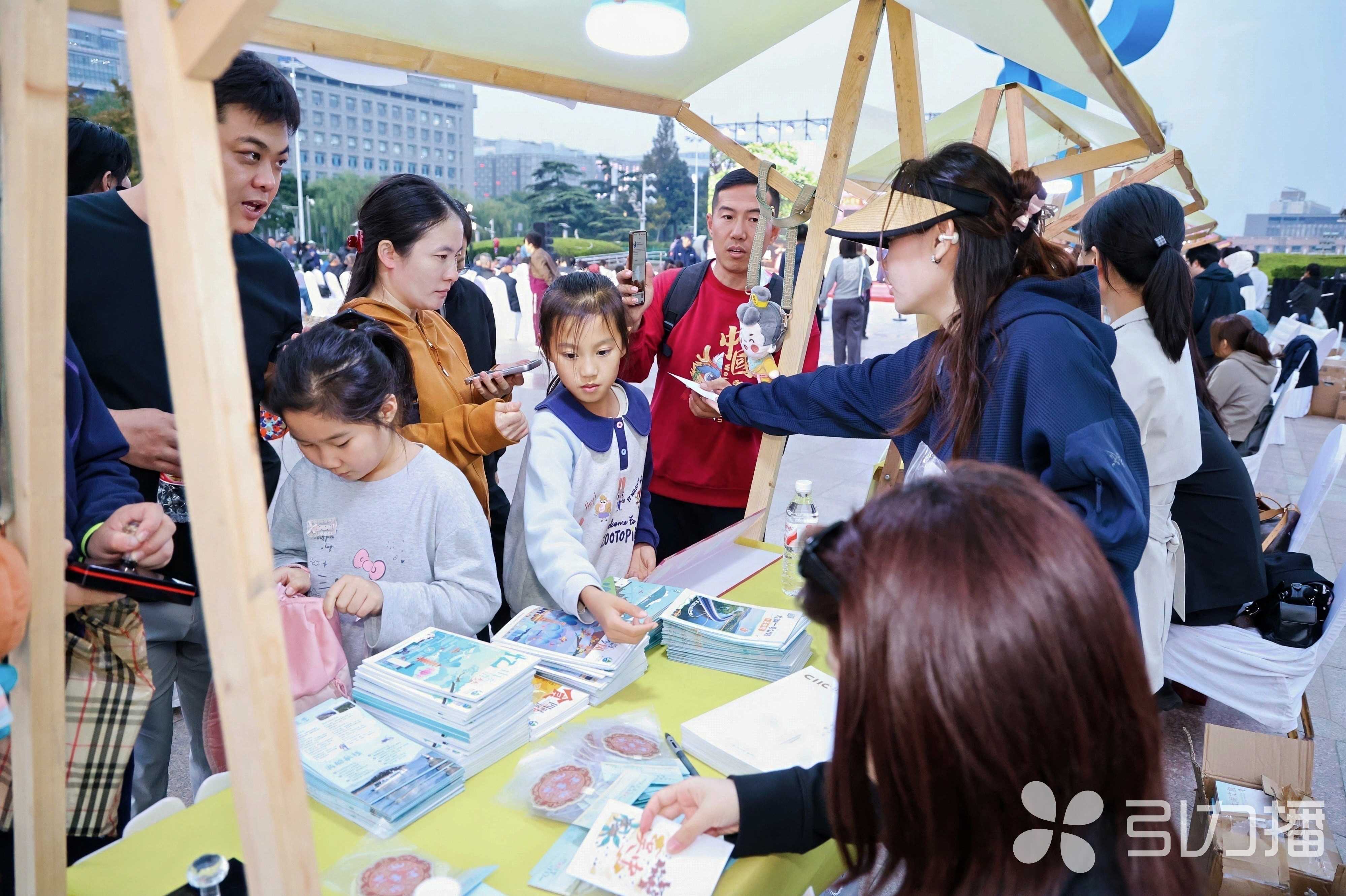展位人气旺。通讯员 吴文萱/图