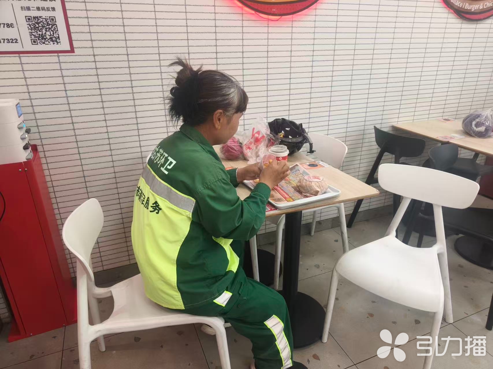 为一线环卫工人“加餐”。苏州市慈善总会供图
