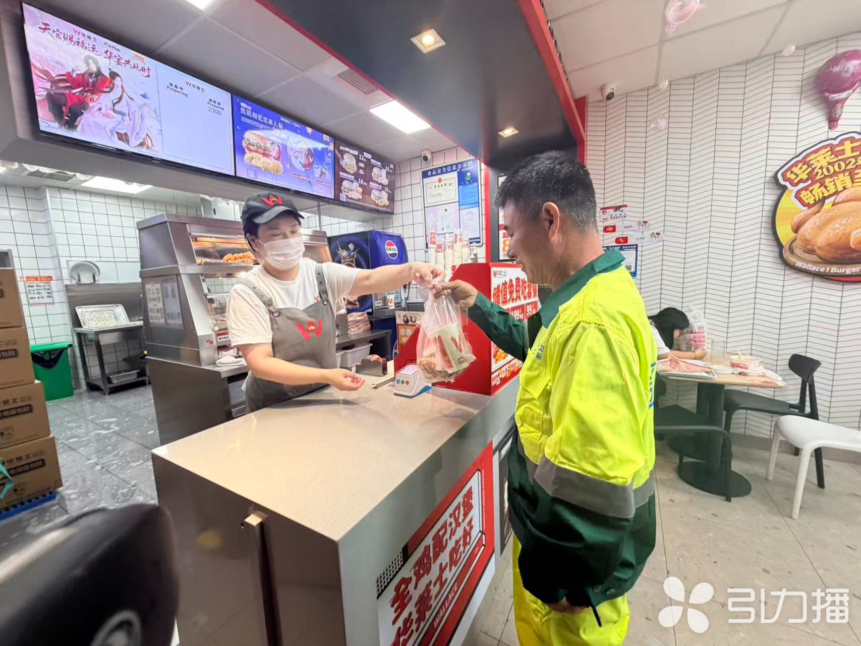 为一线环卫工人“加餐”。苏州市慈善总会供图