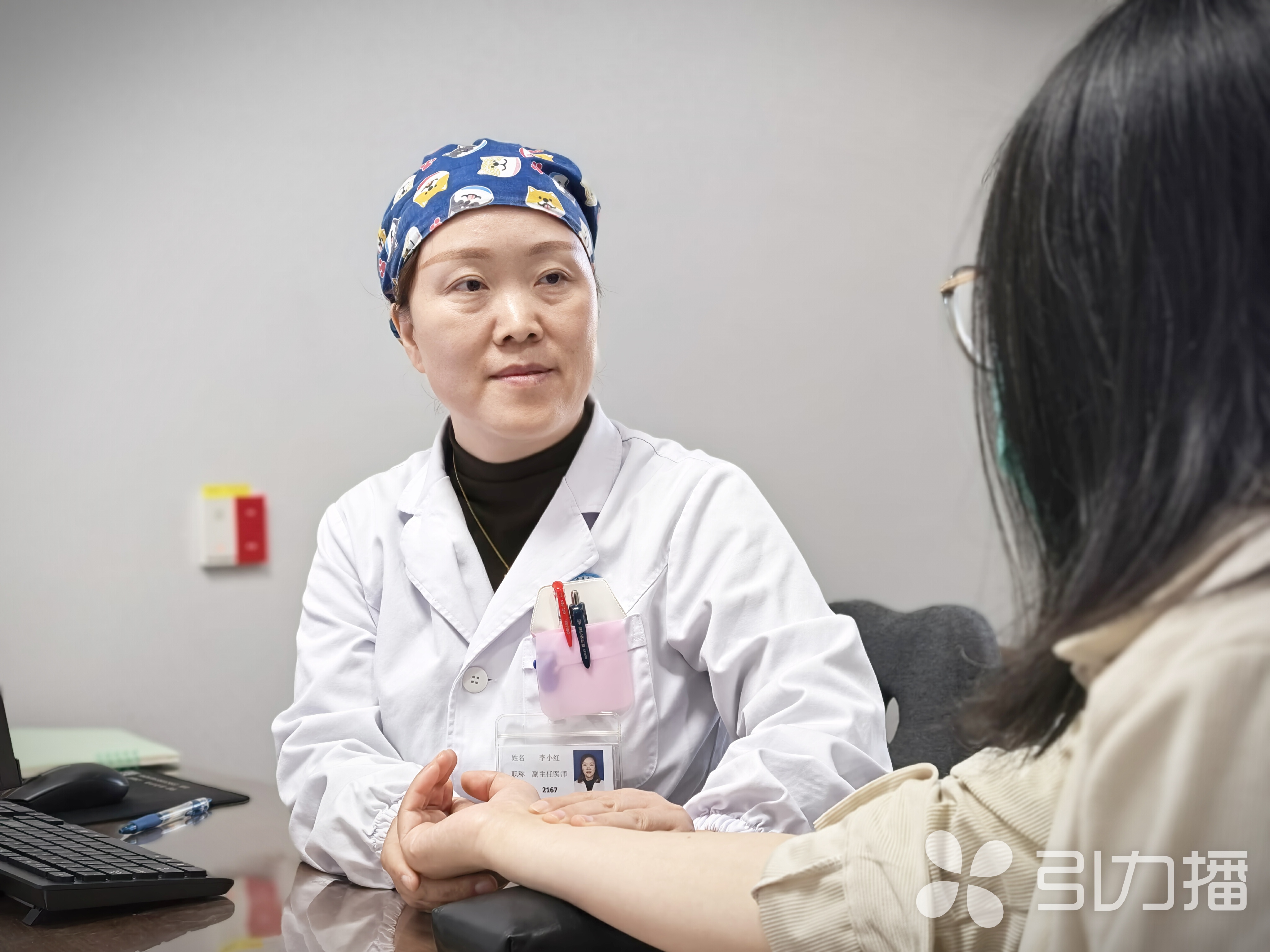 医生为市民科普盲目进补的危害。苏报融媒记者 李静/摄