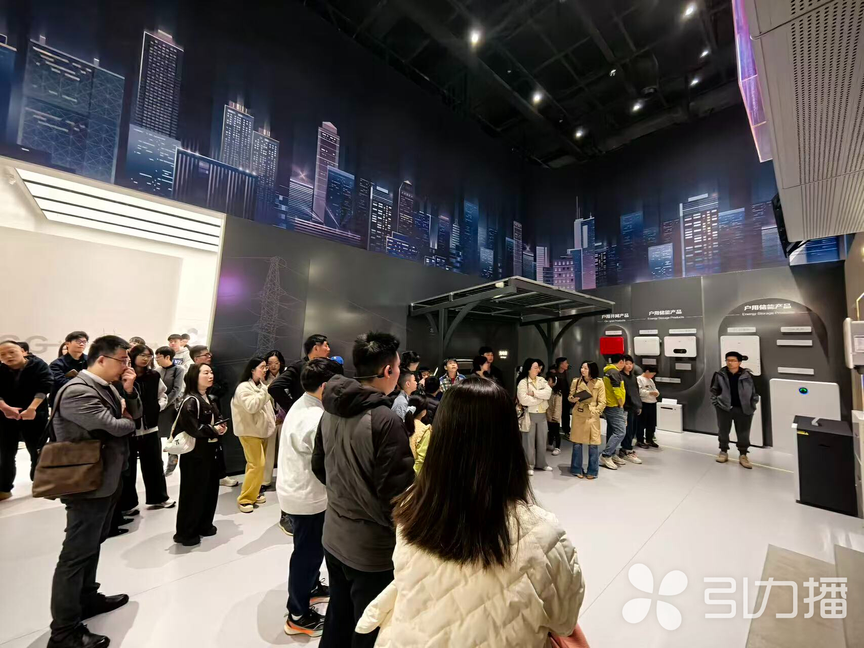 在固德威,“少年们”近距离探索绿色储能的科技奥秘。苏报融媒记者 冯佳/图