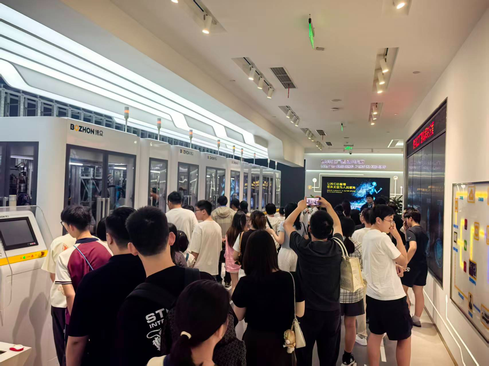 在智能制造标杆企业博众精工，“少年们”沉浸式打卡全自动智能生产线。苏报融媒记者 冯佳/ 图