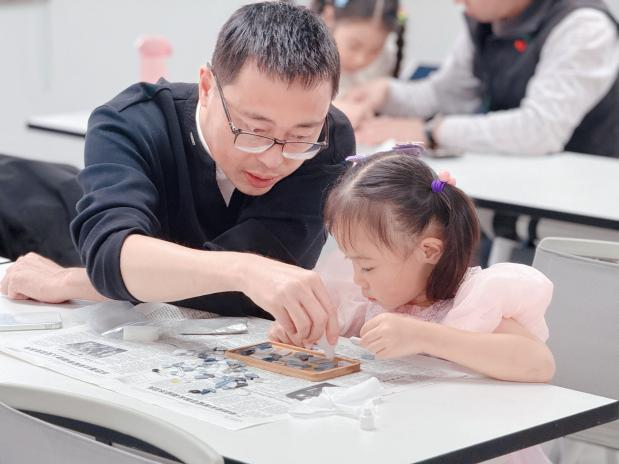 参加手工活动。越溪街道供图