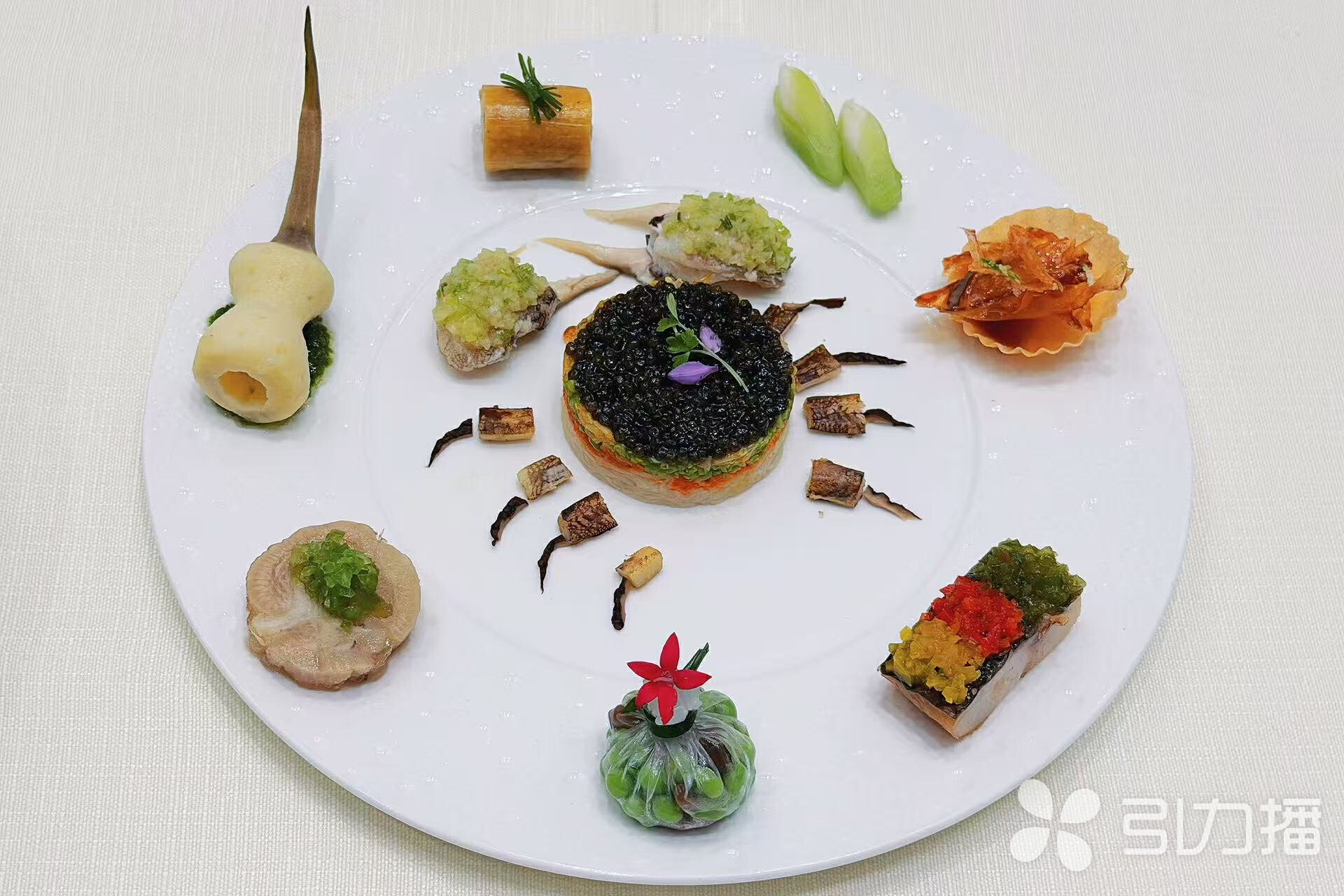 太湖蟹、茭白等约15种水生食材制成冷菜“江南水韵”。苏报融媒记者 董晓晓/摄