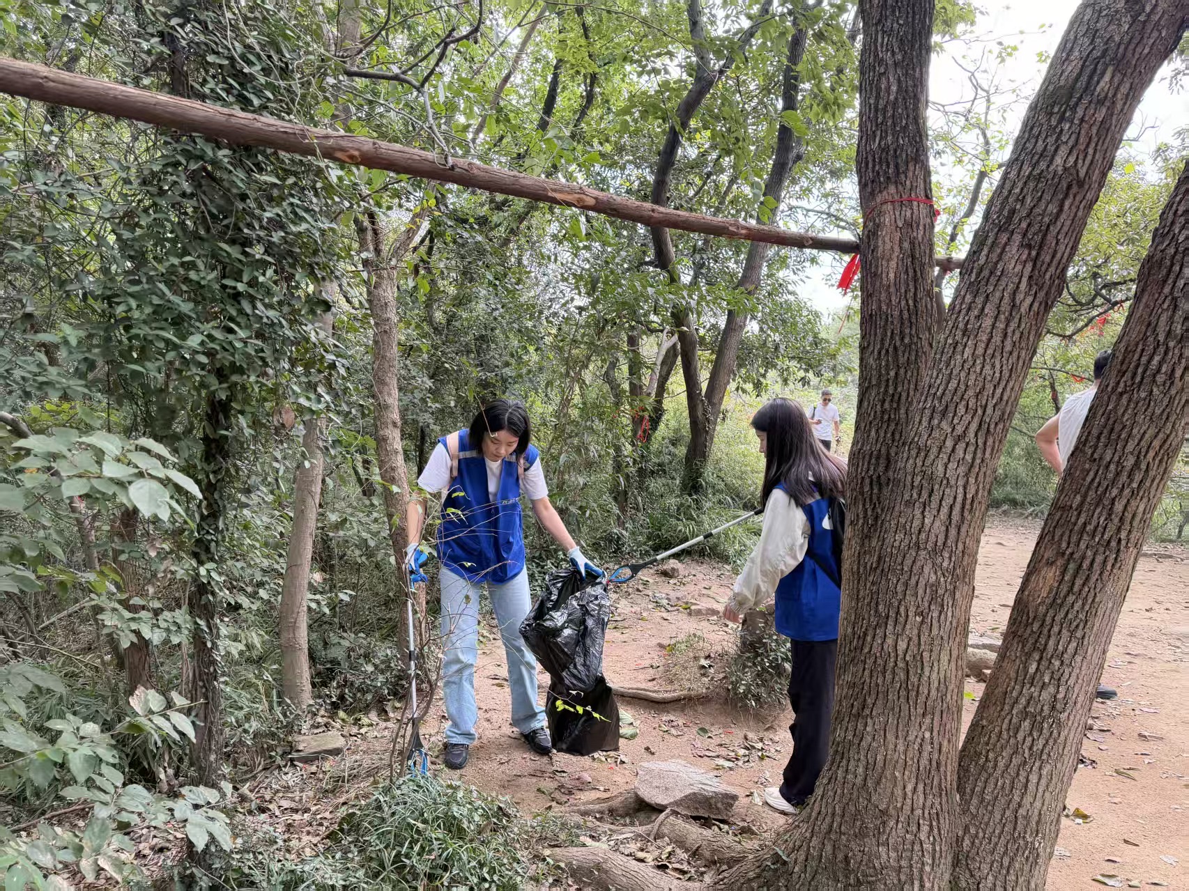 活动参与者在捡拾山中垃圾 主办方供图