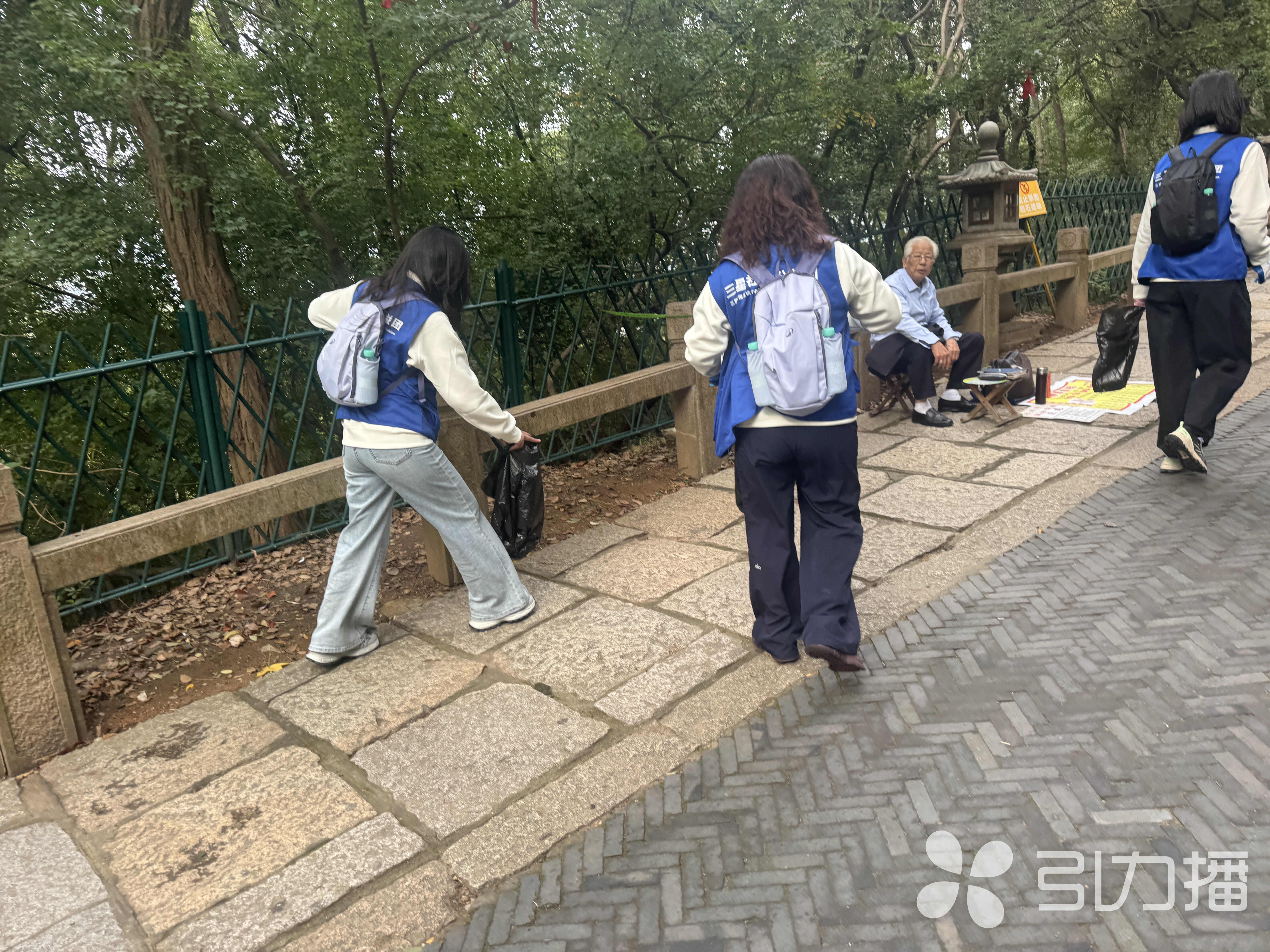 志愿者们在捡拾山中垃圾 苏报融媒记者 刘达/摄